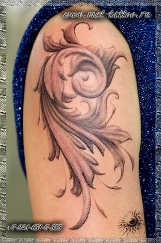 Женская монохромная татуировка на плече. Растительный тату-орнамент для девушек.