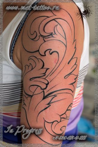 Женская монохромная татуировка на плече. Растительный тату-орнамент.