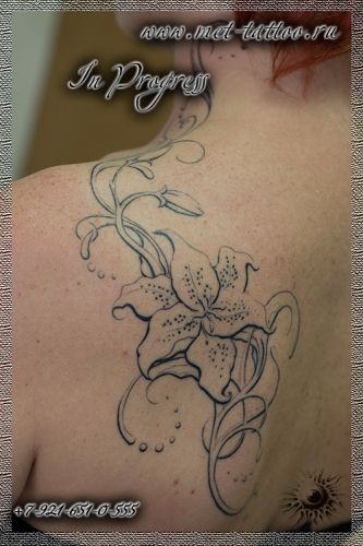 Женская черно-белая татуировка. Тату-лилия на лопатке с заходом на шею.