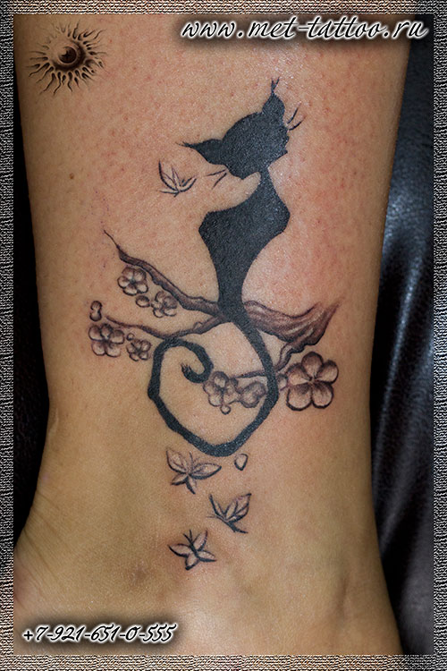 Женская татуировка на лодыжке. Монохромная тату-кошечка с бабочками для девушек.