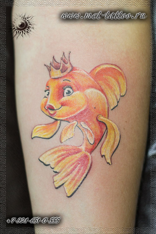 Татуировка на предплечье. Тату - золотая рыбка.