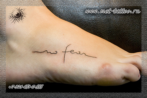 Тату надпись No Fear. Татуировка на ступне.