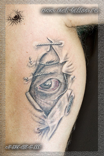 Татуировка "взгляд изнутри". Черно-Белая мужская тату на икре. Сделана в Санкт-Петербурге.