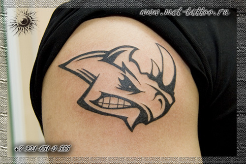 Мужская татуировка на плече. Тату-носорог. Фото мужской татуировки. Черно-белая татуировка сделана в Санкт-Петербурге