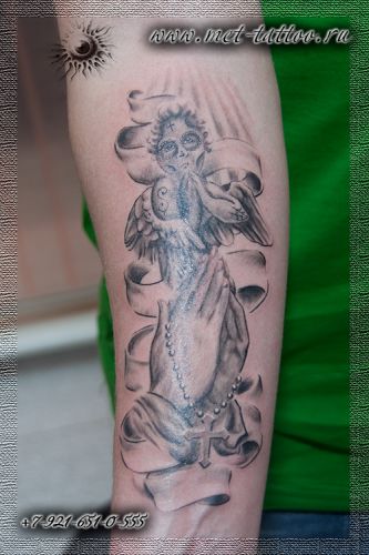 Религиозная тату с использованием тематики Los Muertos. Мужская черно-белая тату
