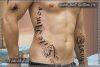 Фото тату надписи на боку. Мужская черно - белая татуировка.