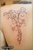 Фото абстрактной тату со звездочками у девушки на лопатке. Женская татуировка на спине.