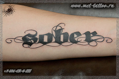 Фото тату-надписи "sober" на предплечье. Мужская черно-белая татуировка на предплечье.