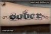 Фото тату-надписи "sober" на предплечье. Мужская черно-белая татуировка на предплечье.