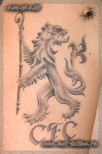 Фото фанатской татуировки на плече. Мужская черно-белая татуировка на плече.