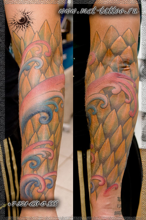 Цветная мужская татуировка (рукав). Тату - чешуя дракона.