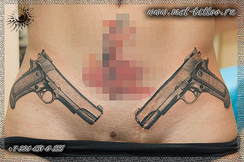 Пара тату пистолетов. Мужская черно-белая  татуировка на животе.